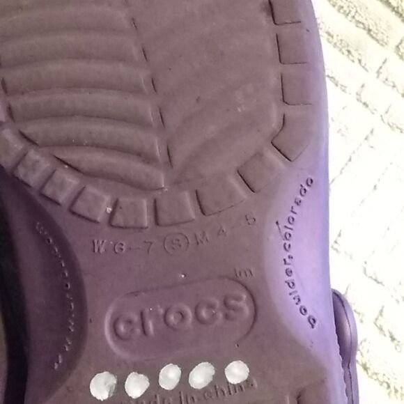 Crocs. Unisex  - Picture 2 of 3